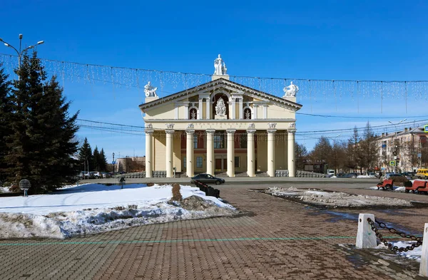 劇劇場はD マミン シビリャクにちなんで名付けられた 劇場広場 ニジニ タギル スヴェルドロフスク地方 ロシア — ストック写真