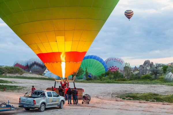 Förbereder Ballonger För Flygning Kappadokien Turkiet Datum För Fotografering Maj — Stockfoto