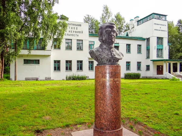 Monumento Busto Mendel Frente Laboratório Antigo Instituto Fisiologia Pavlovo Koltushi — Fotografia de Stock