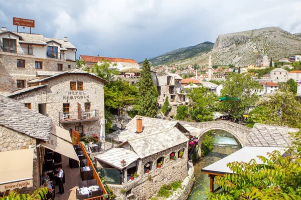 Mostar Bosnia Herzegovina Maj 2019 Zdjęcie Malowniczego Krajobrazu Wzdłuż Rzeki — Zdjęcie stockowe