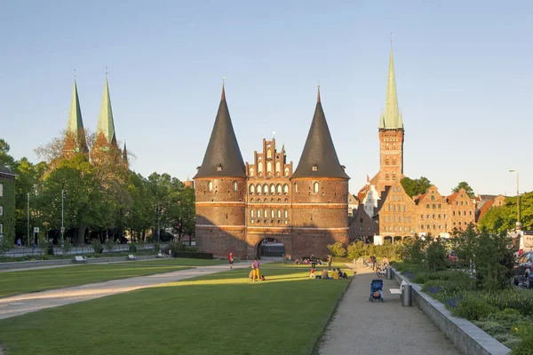 Das Holstentor Ist Ein Mittelalterliches Stadttor Lübeck Deutschland Drehtermin Mai — Stockfoto