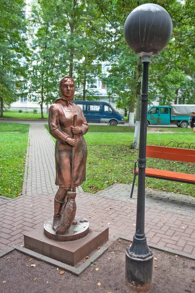 Kirovsk Russia September 2015 Photo Monument Janitor Monument Cleanliness — Stock Photo, Image