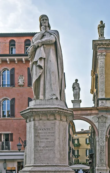 诗人但丁 阿莱吉耶里纪念碑 Monumento Dante 西格诺里亚广场维罗纳意大利 拍摄日期2018年9月11日 — 图库照片