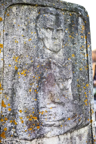 歴史家の墓の記念碑 言語学者 マヤのスクリプトデコーダユーリ バレンチノヴィチKnorozov コバレヴォの村だ レニングラード地方 ロシア日付2015年12月27日 — ストック写真
