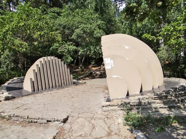 Entrada Parque Carpas Piedra Está Decorada Con Una Esfera Cortada — Foto de Stock