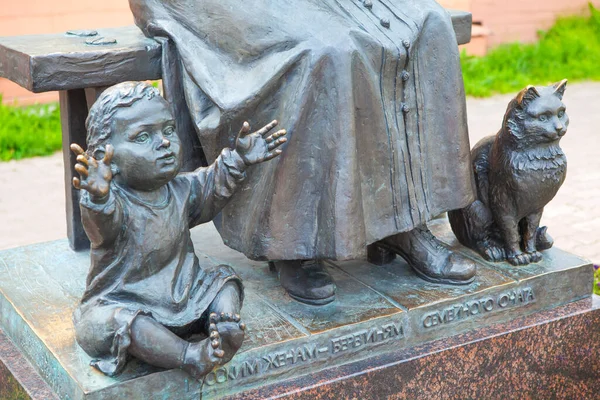 Child Cat Fragment Sculptural Composition Russian Wives Bearers Family Hearth — Stock Photo, Image