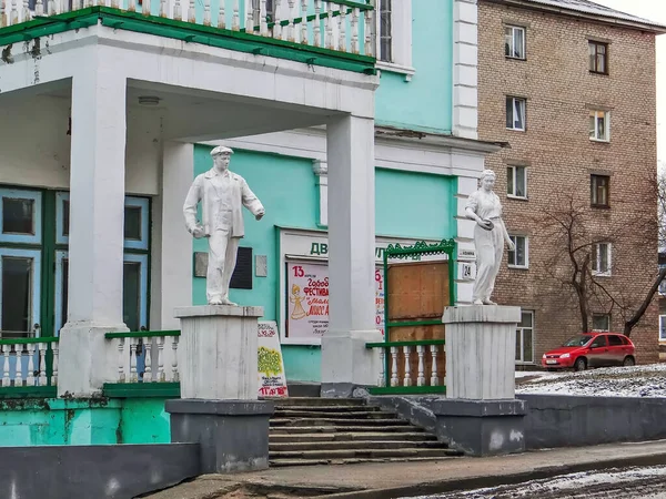 Esculturas Entrada Palácio Cultura Alapaevsk Região Sverdlovsk Russia Data Tiroteio — Fotografia de Stock