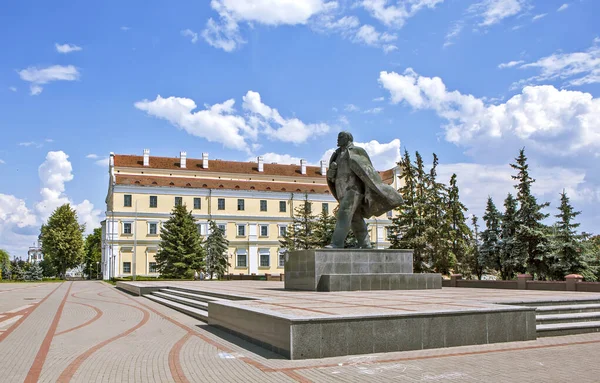 Pinsk Belarus 2018年7月11日 記念碑の写真Viレーニンとイエズス会の大学 — ストック写真