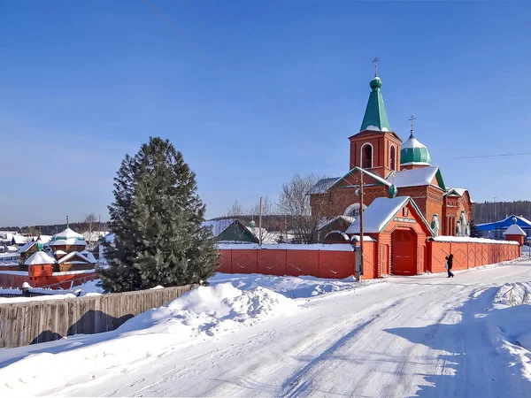 Kirche Verschneiten Winterwald Russischen Dorf — Stockfoto