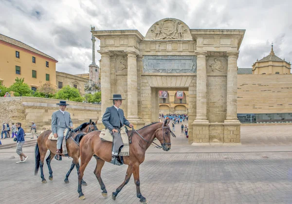 Cordoba Espanha Maio 2013 Foto Cavaleiros Trajes Tradicionais Puerta Del — Fotografia de Stock