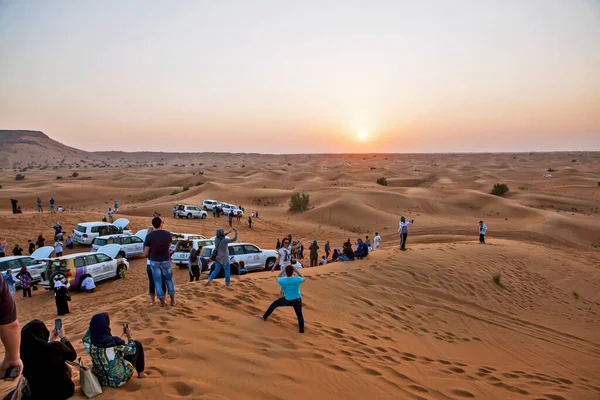 ドバイ アラブ首長国連邦 2014年12月20日 砂漠の夕日の写真 — ストック写真