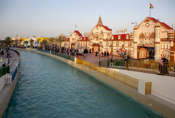 DUBAI, BİRLİK ARAB EMIRATES - 23 Aralık 2014: Fair Global Village (Dünya Köyü)