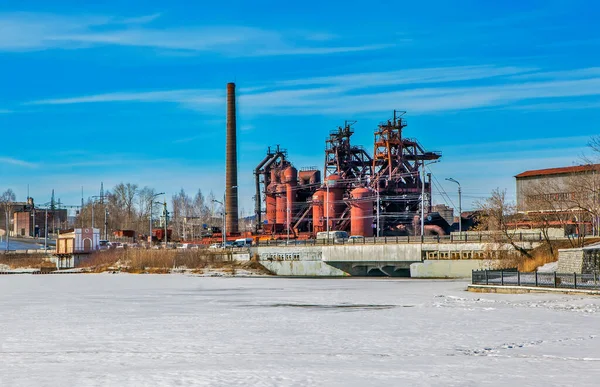 Göl Fabrika Borularıyla Nizhny Tagil Manzarası — Stok fotoğraf