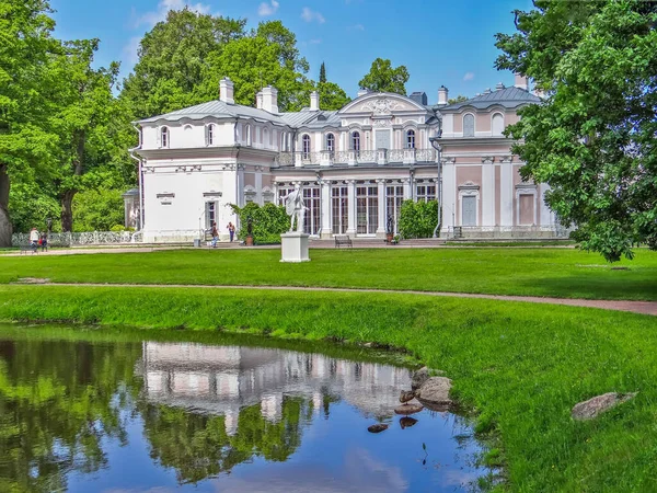 Çin Sarayı binası göl suyuna yansıyor, Saint Petersburg, Rusya