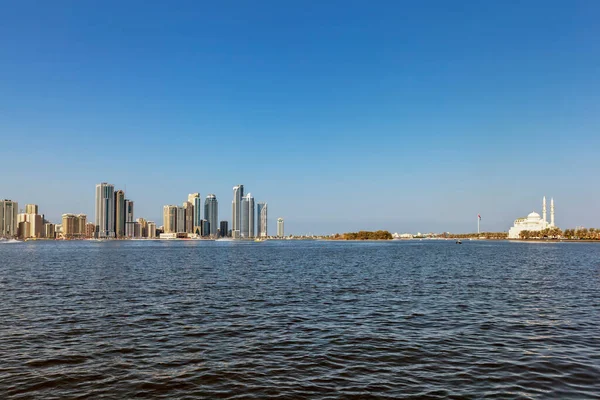 Laguna Khalid Kıyılarındaki Gökdelenler Sharjah Birleşik Arap Emirlikleri — Stok fotoğraf