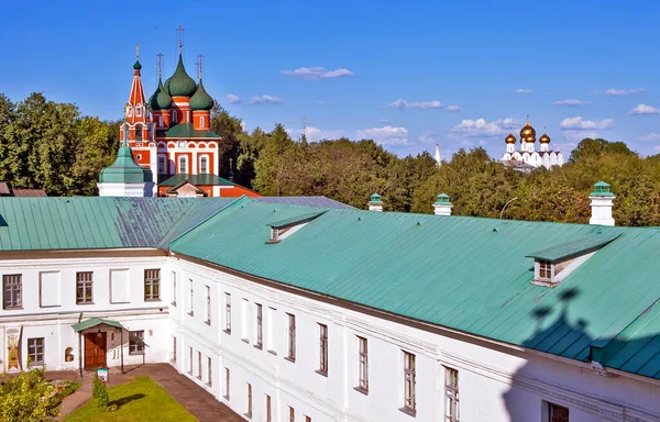 Yaroslavl 'ın hakimleri. Şekil Değiştirme Manastırı 'nın çan kulesinden görüntü. Altın yüzük. Rusya. Çekim tarihi 27 Haziran 2018