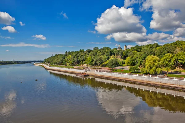 Nehir manzarası, Sozh nehri üzerindeki köprüden park ve sahil manzarası. Gomel. Belarus. Çekim tarihi: 10 Temmuz 2018