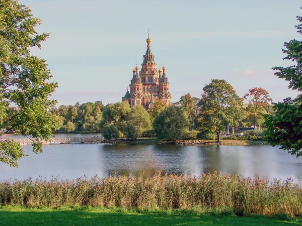 Peterhof 'daki Aziz Peter ve Paul Tapınağı. St. Petersburg 'da. Rusya