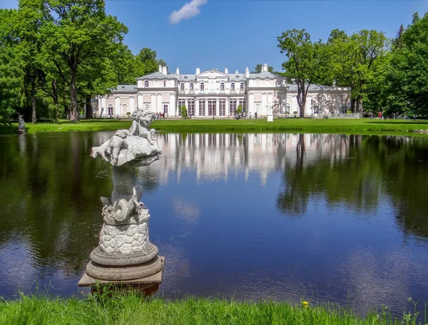 Chinese Palace Building Reflecting Lake Water Sculpture Foreground Saint Petersburg — Stock Photo, Image