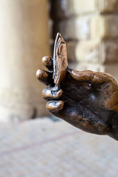 Mano Con Boletos Fragmento Una Escultura Ostap Bender Vendiendo Entradas — Foto de Stock