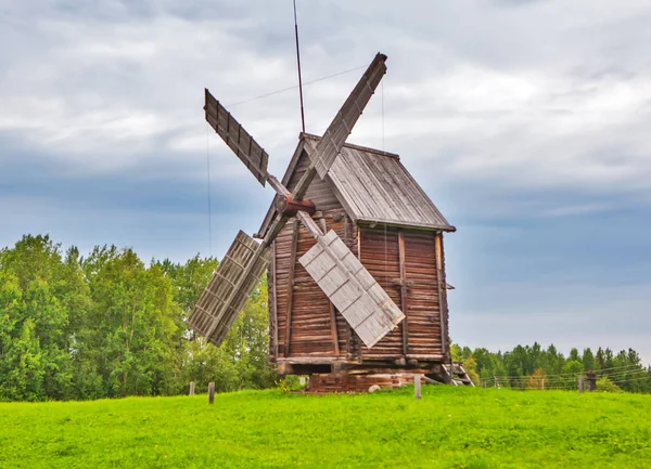 緑の屋外のシーンで古い木製の風車 — ストック写真
