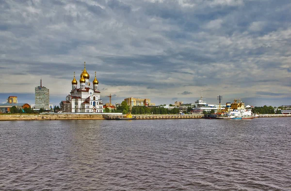 建设海河站和阿尔汉格尔斯克主教座堂 Arkhangelsk 2017年8月20日 — 图库照片