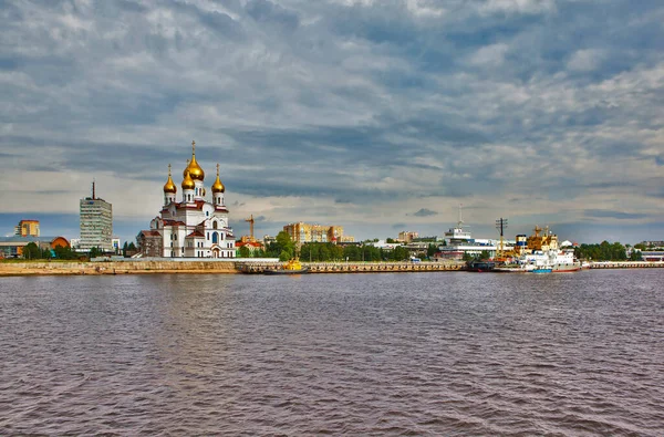 Deniz nehri istasyonu ve Mikhailo-Arkhangelsk Katedrali. Arkhangelsk. Tarih 20 Ağustos 2017.