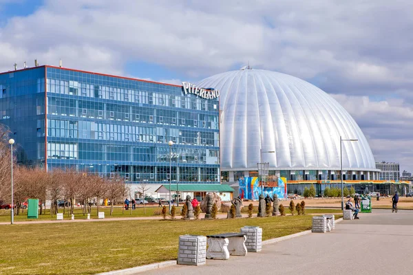 ショッピングやエンターテイメントの中心地ピーターランド Piterland とサンクトペテルブルクの300周年にちなんで名付けられた公園 サンクトペテルブルク ロシアだ 撮影年月日2019年4月20日 — ストック写真