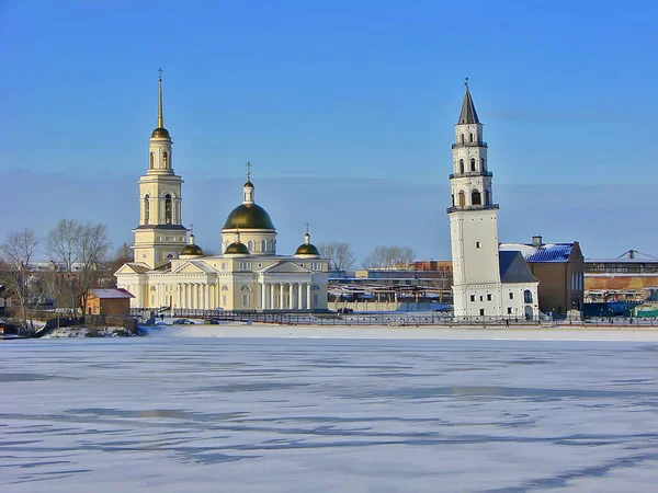 デミドフと変容大聖堂の傾きの塔 ネビリャンスク スヴェルドロフスク地方 ロシア日付2015年2月19日 — ストック写真