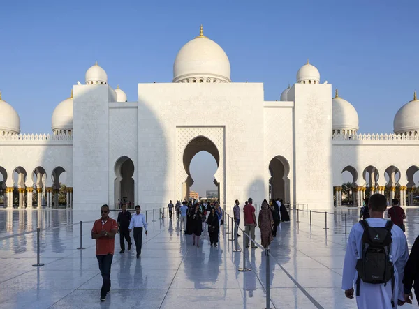 People Walking Sheikh Zayed Mosque Abu Dhabi Uae — Stock Photo, Image