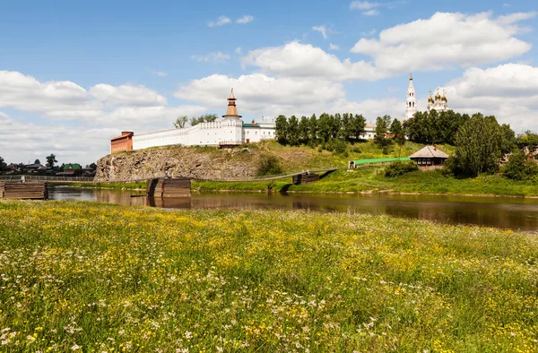 Verkhoturye Kreml Och Hängbro Över Turafloden Verkhoturye Sverdlovsk Regionen Ryssland — Stockfoto