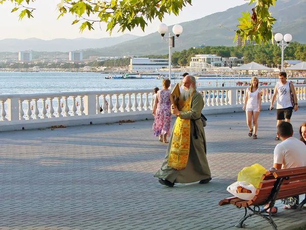 Padre Com Ícone Está Caminhando Longo Dique Gelendzhik Russia Data — Fotografia de Stock