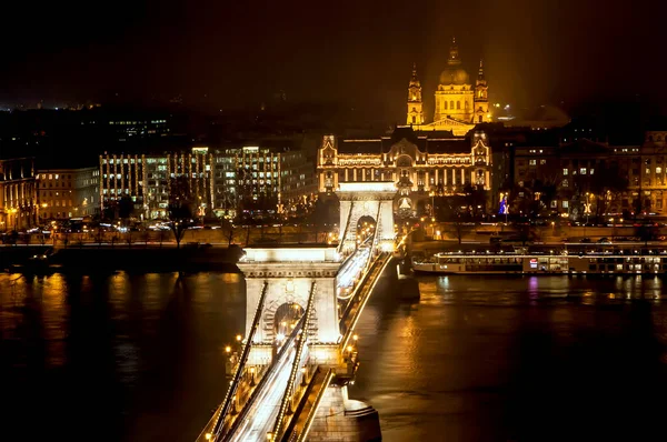 ハンガリーのブダペストにあるSechenyi Chain BridgeとSt Stephen Basilicaの夜景 撮影年月日2013年12月16日 — ストック写真