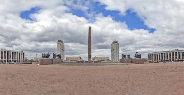 あなたの偉業に レニングラード 記念アンサンブル 勝利広場のレニングラードの英雄的な防衛者への記念碑 サンクトペテルブルク ロシアだ 撮影年月日2019年4月13日 — ストック写真