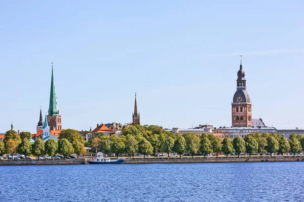 RIGA, LATVIA - 23 AĞUSTOS 2018: Daugava 'dan Eski Şehir Görünümü.