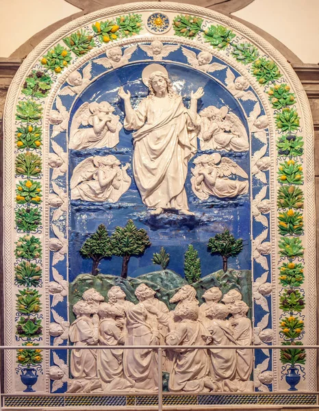Andrea Della Robia tarafından yapılmış çok renkli terracotta 'dan yapılmış paneller. La Verne Sığınağı. Toskana, İtalya