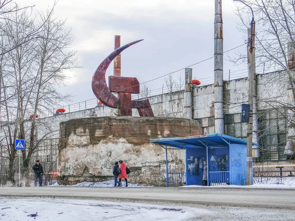 Monumento Martillo Hoz Alapaevsk Región Sverdlovsk Rusia Fecha Rodaje Abril — Foto de Stock