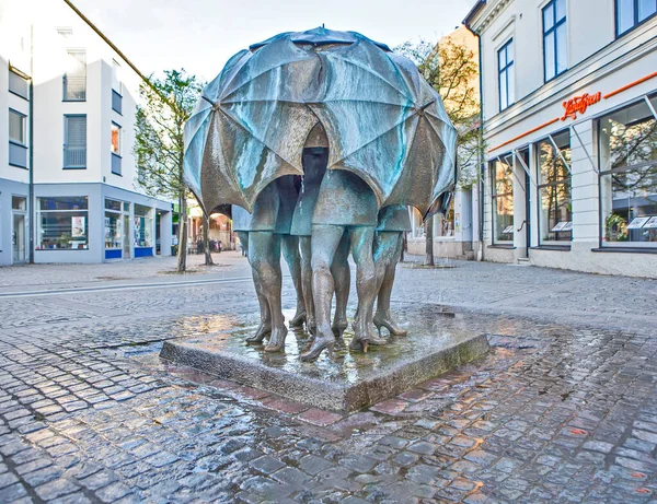 Flickor Paraplyer Skulptural Fontän Trelleborg Datum För Fotografering Maj 2018 Royaltyfria Stockfoton
