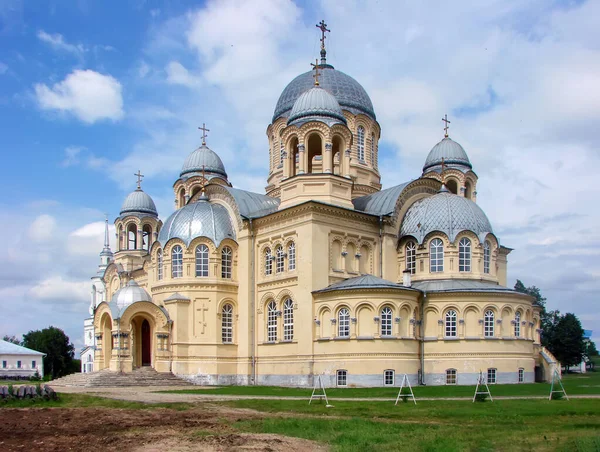 Heilige Kruis Kathedraal Verkhoturye Regio Sverdlovsk Datum Van Schietpartij Juni Stockfoto