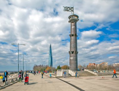 Neva Körfezi 'nin parktaki seti St. Petersburg' un deniz fenerine bakan 300. yıldönümünden sonra adlandırılmıştır. Bir kolon granit ve Lakhta merkezi. St. Petersburg 'da. - Rusya. Çekim tarihi 20 Nisan 2019