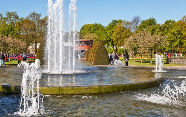 LISSE, NETHERLANDS - 4 Mayıs 2018: Çeşmeler Fotoğrafı ve Oranje Nassau Pavyonu. Keukenhof Kraliyet Parkı