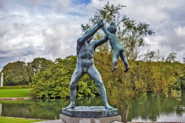 Çocukla oynayan bir adamın heykeli. Vigeland Heykel Parkı. Oslo. Norveç. Çekim tarihi 23 Ağustos 2014.