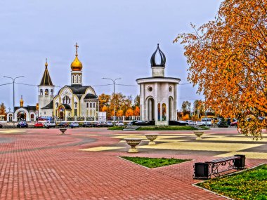 Radonezh 'in Aziz Sergius tapınağı ve bir anıt-mabet. Yugorsk. Khanty-Mansiysk Özerk Okrug. - Rusya. Çekim tarihi 29 Eylül 2014