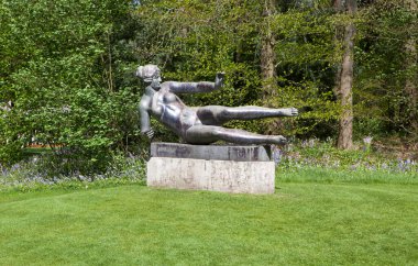 OTTERLOO, HOLLAND - 2 Mayıs 2018: De Hoge Veluwe parkındaki Heykellerin Fotoğrafı.