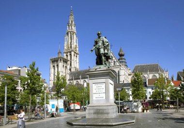ANTWERP, BELGIUM - 5 Mayıs 2018: Rubens Anıtı ve Yeşil Meydan 'daki Meryem Ana Katedrali' nin Fotoğrafı (Groenplaats).