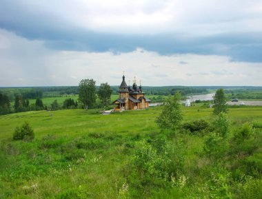 Kutsal Trinity Katedrali yemyeşil ve ırmakla çevrili, Verkhoturye, Rusya