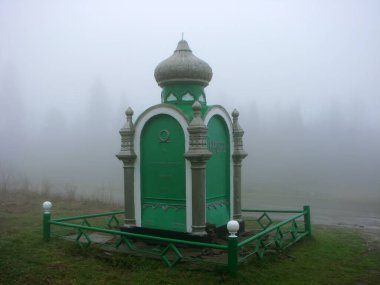 Kedrovka köyü yakınlarındaki Obelisk 