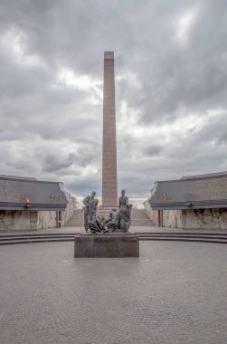 Leningrad kahramanlarının anıtı bulutlu gökyüzü altında, St. Petersburg, Rusya
