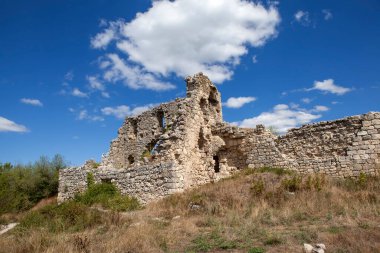 Kırım. Mangup Kale mağarası. Sarayın ve kalenin yıkıntıları. 2 Eylül 2016