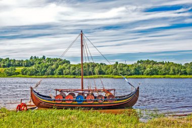 Festivalde Volkhov nehrindeki tekne, Ladoga Festivali 'nin yeniden inşası. Lyubsha. Rusya.